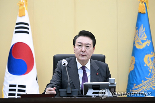 윤석열 대통령이 계묘년(癸卯年) 새해 첫날인 1일 서울 용산 대통령실 청사에서 합동참모본부과 육·해·공·해병대 등 군 수뇌부로부터 대비태세를 보고받고 격려하고 있다.<연합뉴스>